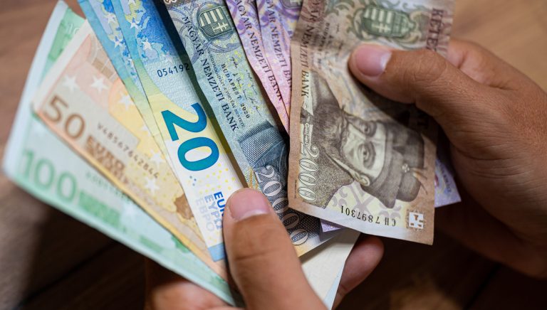 A szerdai megcsuklás után csütörtök reggelre kicsit visszaerősödött a forint