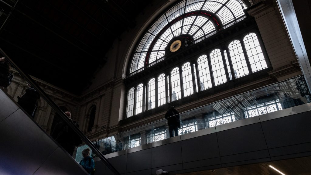 400 utas hagyott el egy füstölő vonatot a Keleti pályaudvaron