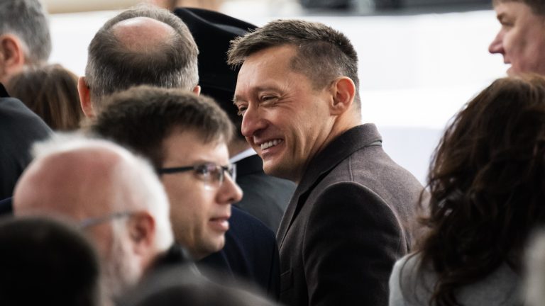 Rogán Antalt ezúttal Kelenföldön fotózták le, miközben a vonatára várt