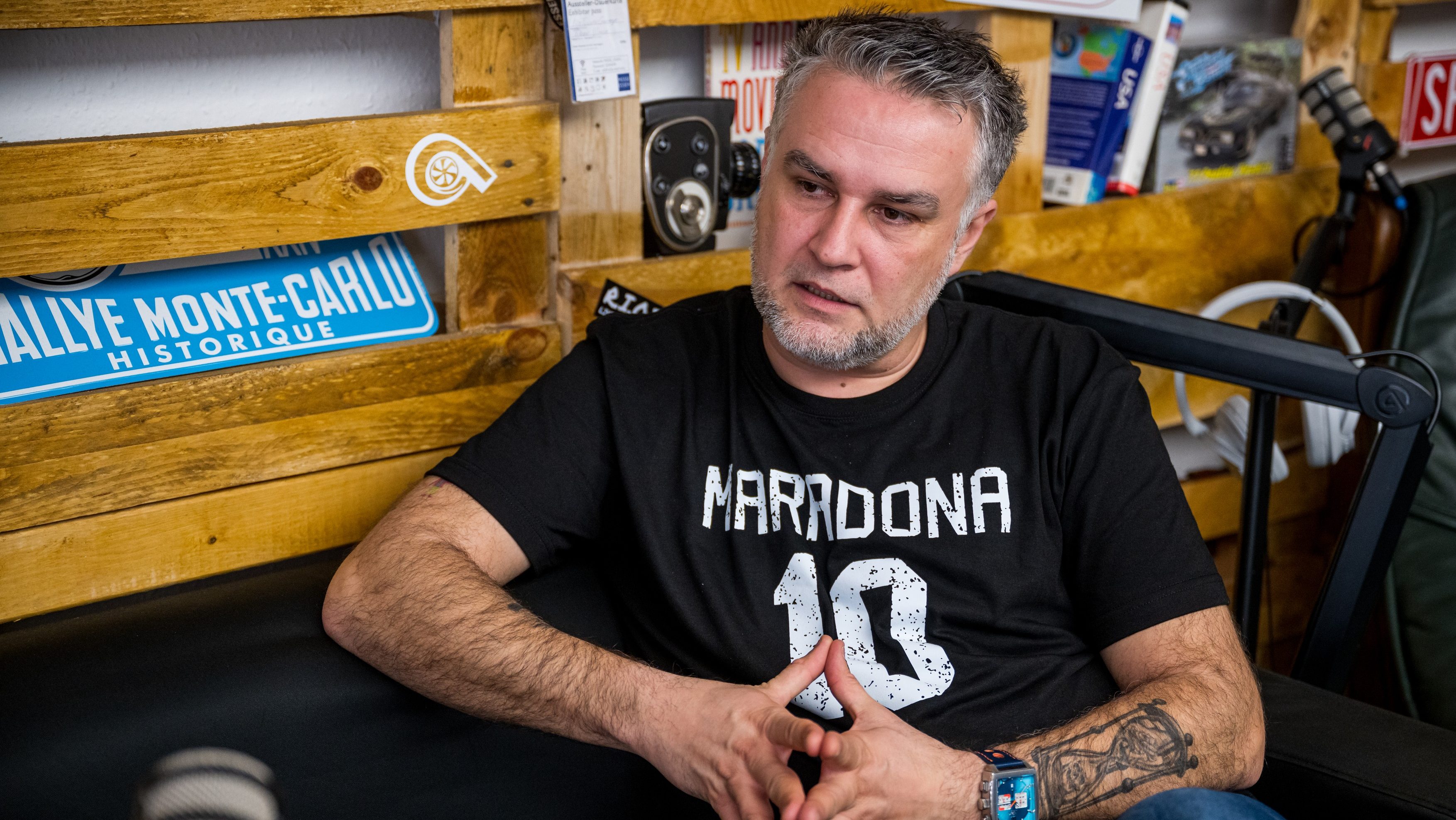 Vályi István autós újságíró.