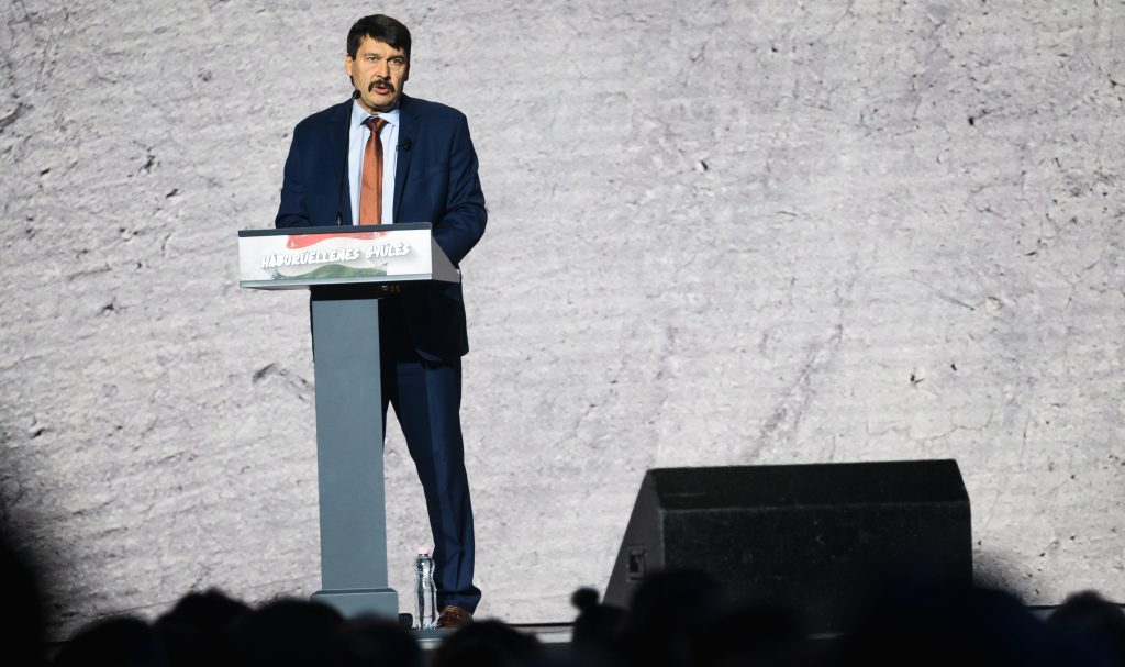 Áder János mond beszédet a tüntetésen, amelyet a Fidesz a „tiszás önkényuralom” ellen hirdetett meg