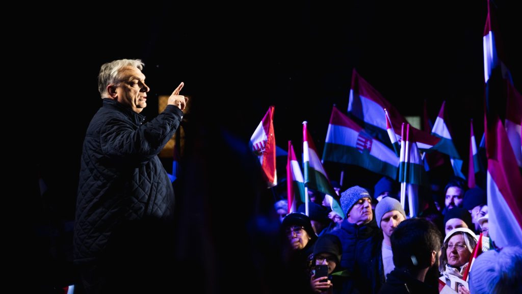 Már két embert gyanúsítanak az Orbán kampányrendezvényén erőszakoskodó fekete ruhások közül