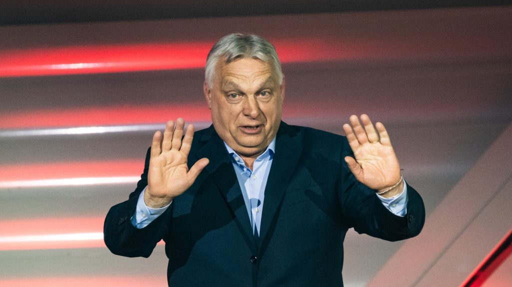 Egymásnak ellentmondó fideszes nyilatkozatok születnek Orbán amerikai programjáról