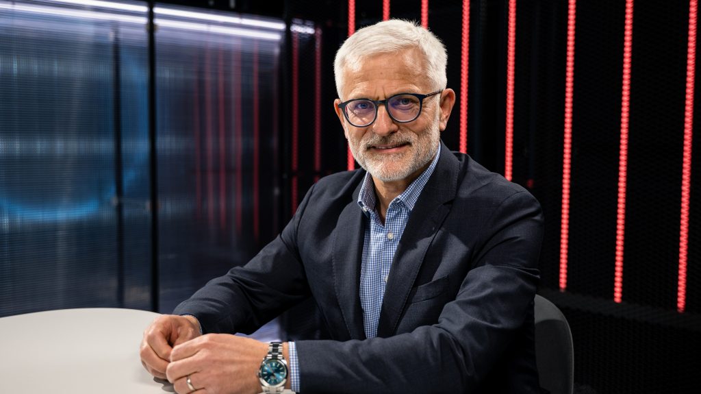 Erste-vezér: Le kell bontani a régi rendszert