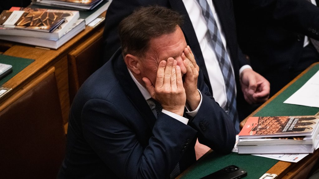 Pócs János a 24.hu-nak: Miből gondolják, hogy Orbán Viktor csak meccset néz Amerikában?