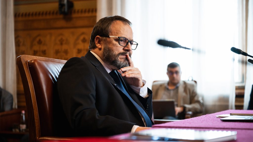 Pénzügyminisztérium: nincs döntés a 14. havi nyugdíjról és az anyák szja-mentességéről
