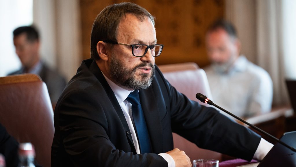Ekkora lenne a hiány, ha a Fidesz marad hatalmon – drámai adatokat közölt Kármán András