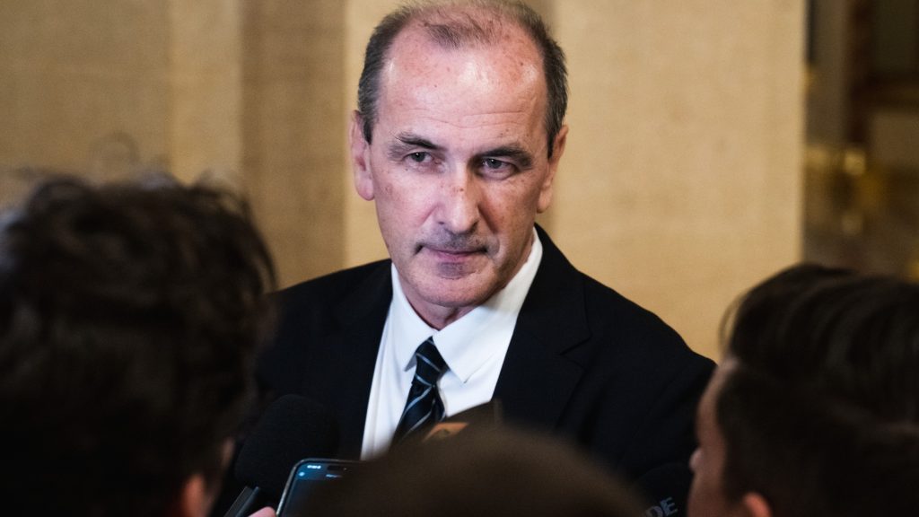 Hegedűs Zsolt feloldja az egészségügyi dolgozók nyilatkozási tilalmát, és megnyitja a kórházakat a sajtó előtt