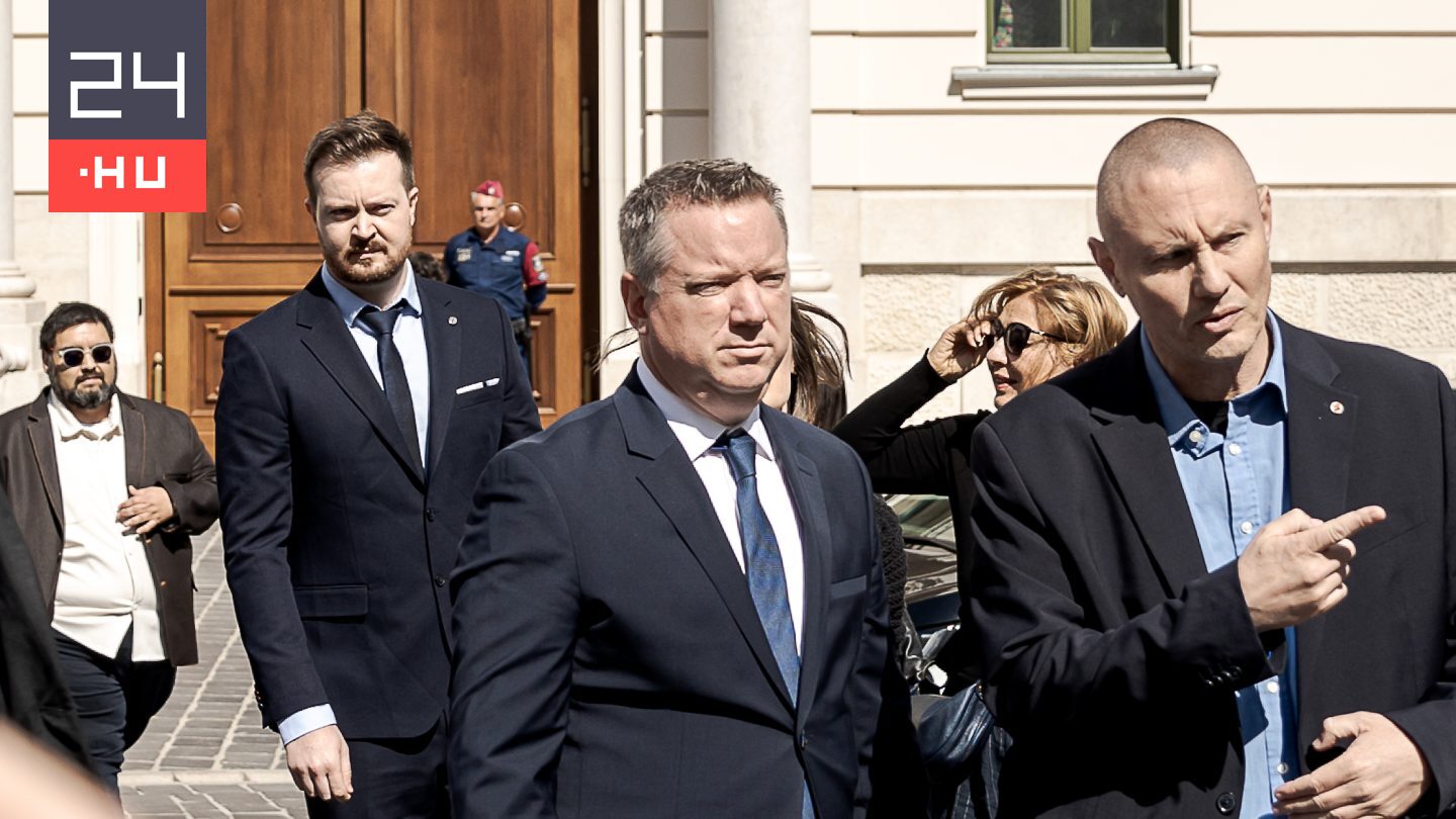 Szabó Bence átadta a neki gyűjtött közel 300 milliót a Hintalovon Alapítványnak