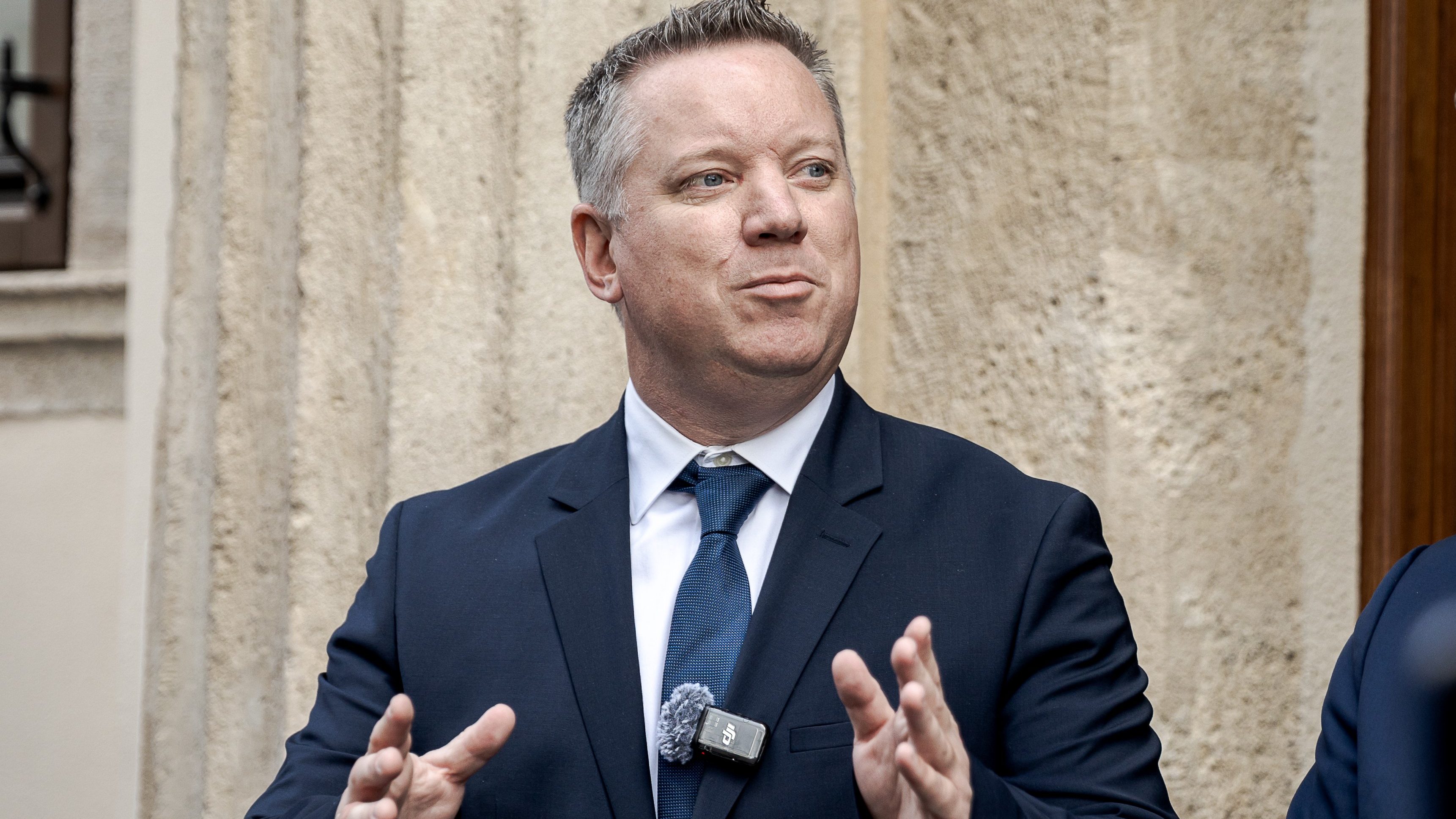 Pósfai Gábor belügyminiszter bérrendezés