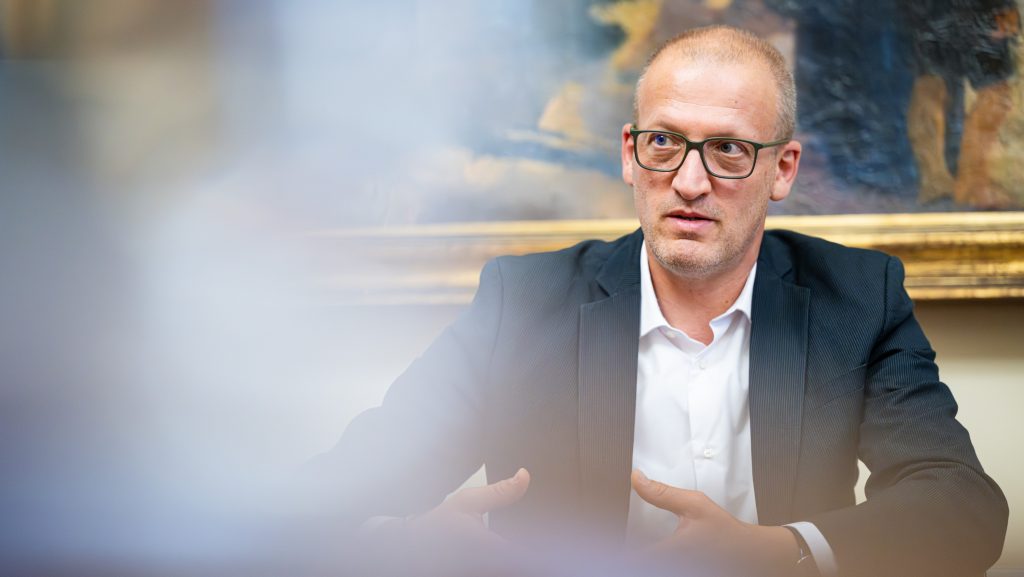 Interjú Tarr Zoltánnal 2026. május 18-án a Kulturális és Innovációs Minisztériumban.