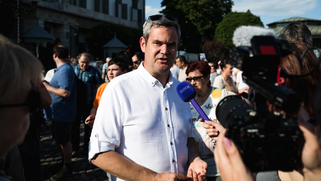 Takács Péter a mozgólépcsős incidensről: Szerinted nem tudatosan küldtem el az anyjába a kis drogos provokátort?