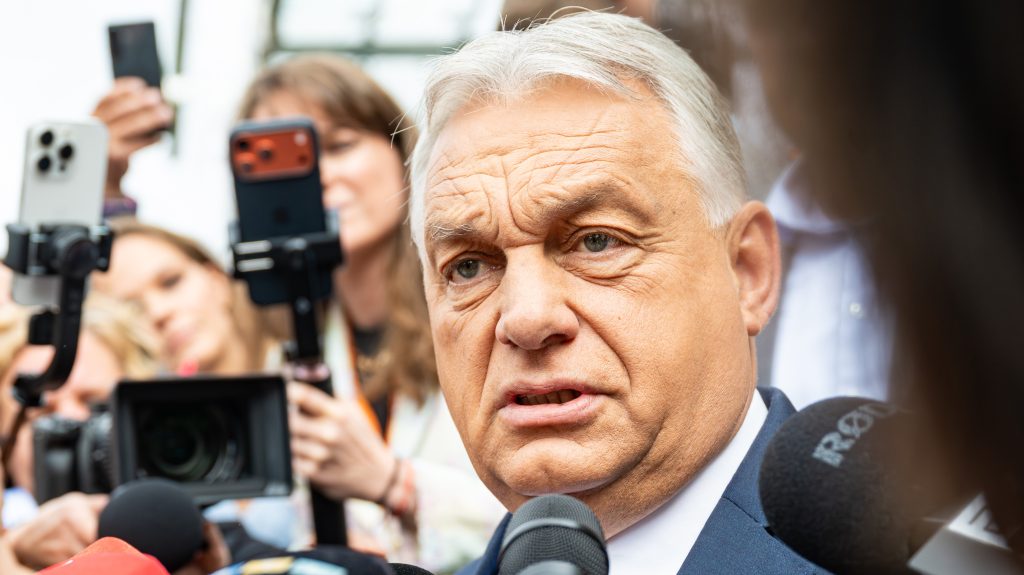 Orbán Viktor turistaosztályon utazott haza a foci vb-ről