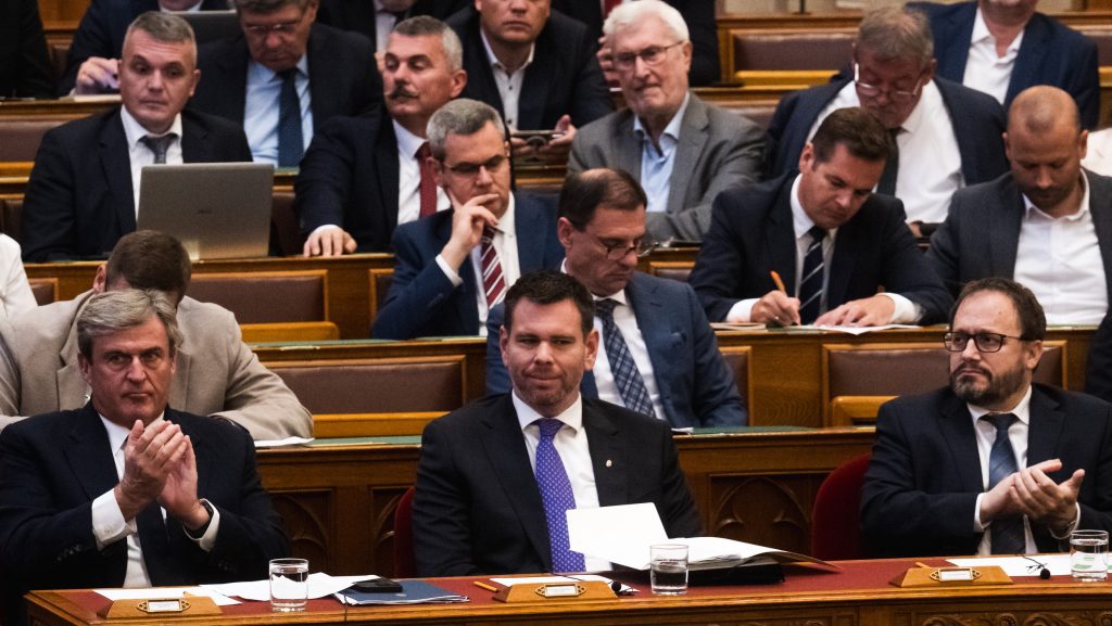 Magyar helyett Vitézyvel kezdődik a parlament