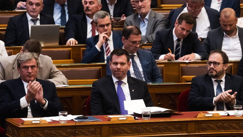 Ügynökakta-bizottságról és a fővárosi csődelkerülő hitelről is vitázik a parlament Magyar Péter távollétében
