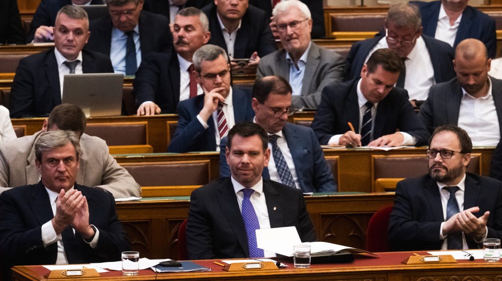 Kedden szavaz a parlament az ügynökakták megnyitásáról és a pedagógusok számára is fontos döntés születhet