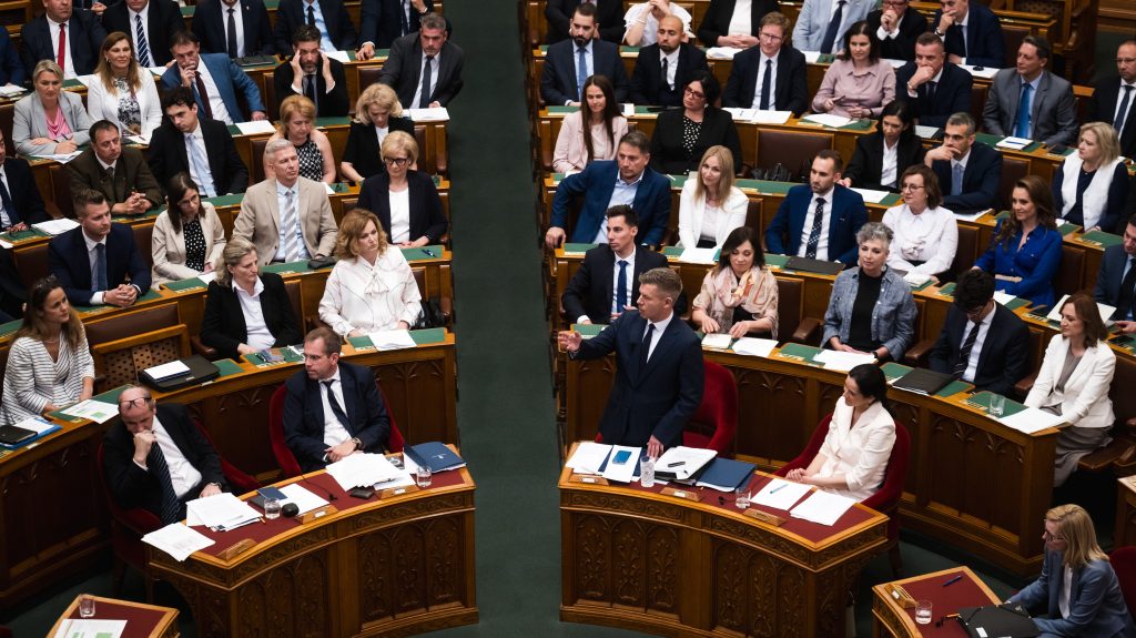 Megszavazhatja az iskolakezdési támogatást az Országgyűlés kedden