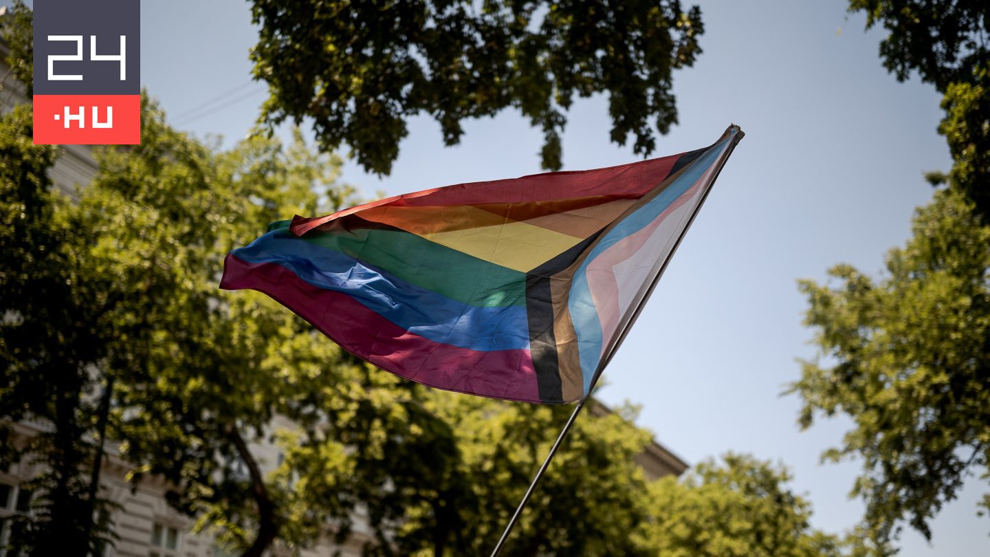 Novák Előd nem érti, miért vitt vizet a honvédség a Pride-ra