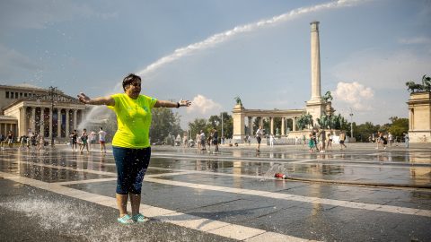 Vízágyukkal hűtötték a járókelőket a Hősök terén az abszolút melegrekordot is megdöntő hőségben 2026. június 30-án.