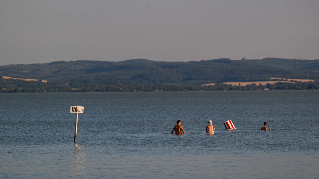 27 embert mentettek ki a Balatonból egy hétvége alatt