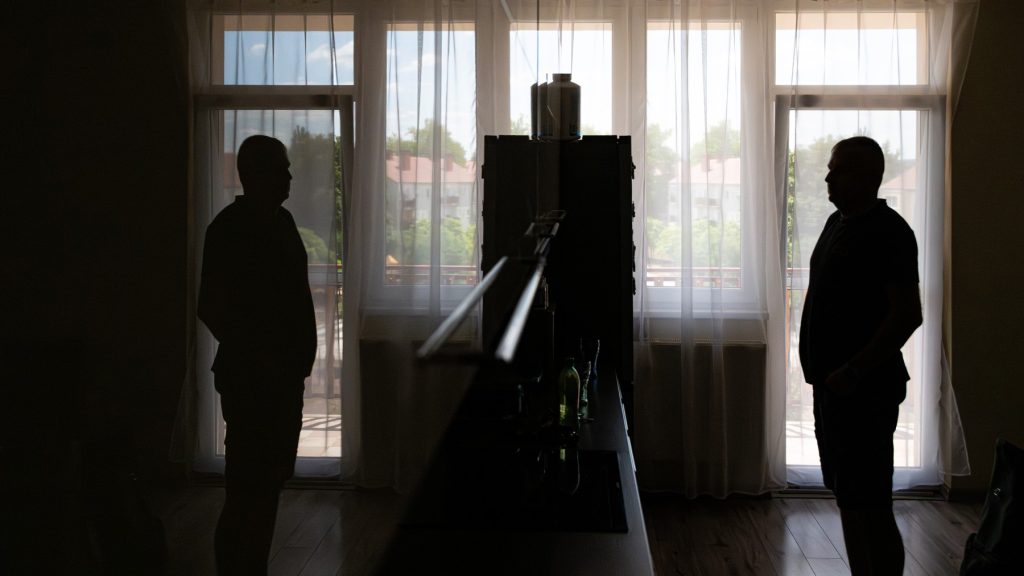 „Kifizettem a lakásomat, mégis félek, hogy kidobnak belőle. Jött egy betolakodó, és egy vagyont követel tőlem” – egy sokkoló ingatlanügy háttere