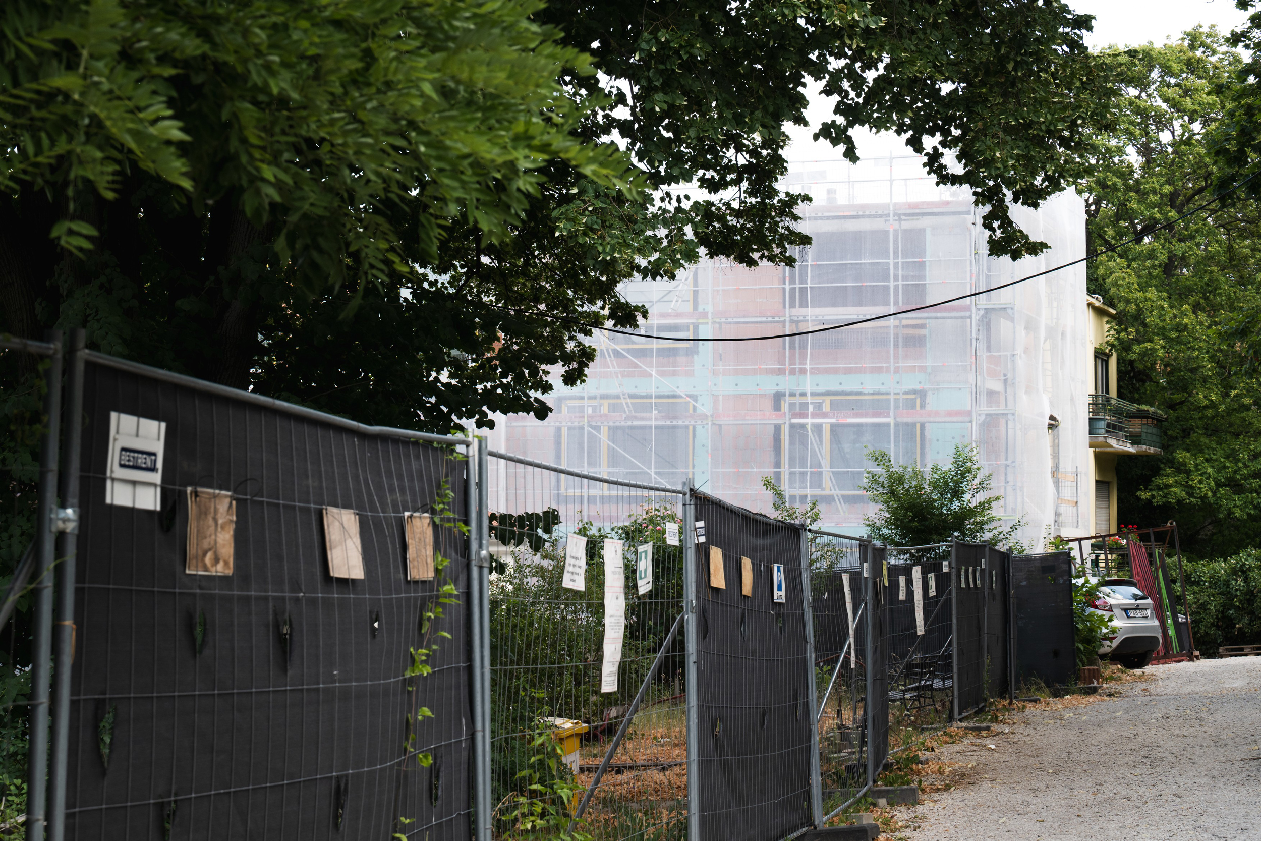 Alma utca 2. és Városmajor utca 58. szám alatt álló épületek a 12. kerületben 2026. július 10-én.
