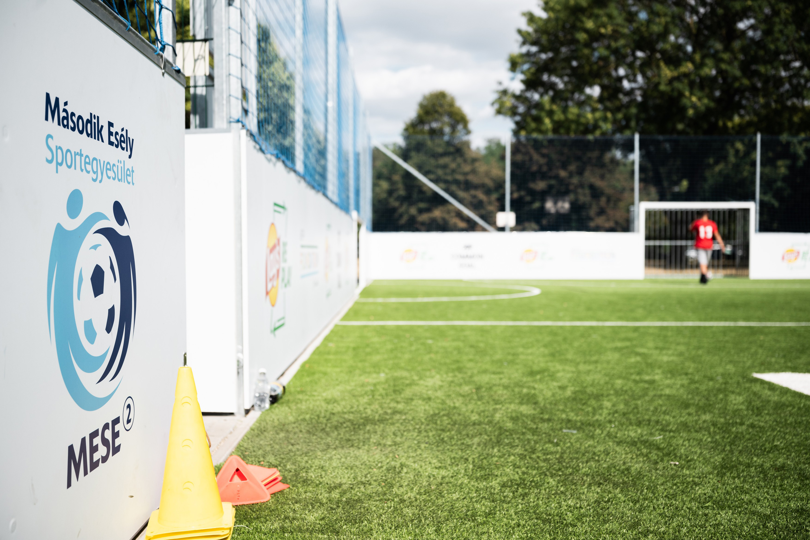 Riport a Második Esély Sportegyesületről Budapesten, amely nehéz sorsú gyermekek és fiataloknak tart fociedzéseket. 2026. július 13.