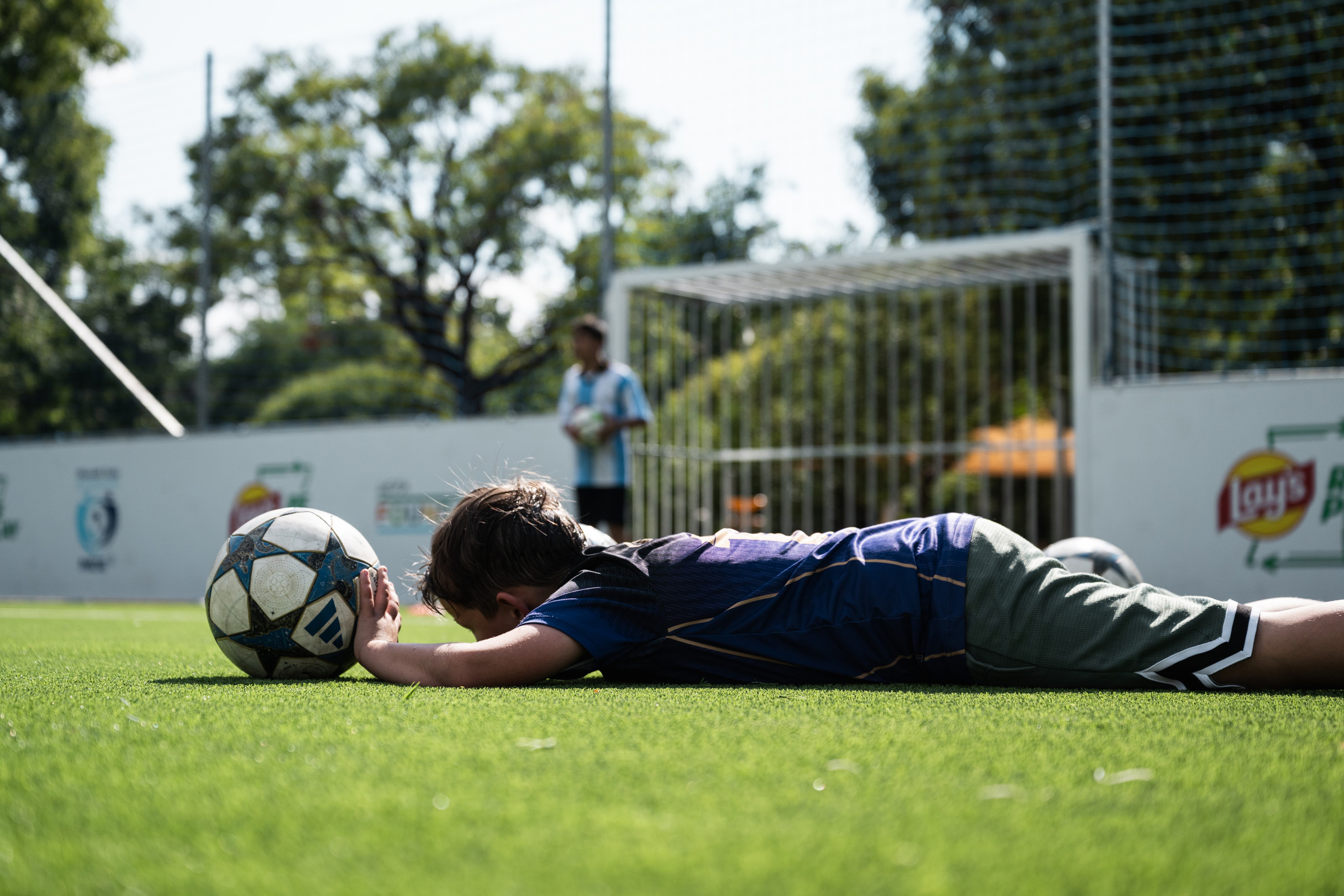 Riport a Második Esély Sportegyesületről Budapesten, amely nehéz sorsú gyermekek és fiataloknak tart fociedzéseket. 2026. július 13.
