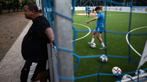 Riport a Második Esély Sportegyesületről Budapesten, amely nehéz sorsú gyermekek és fiataloknak tart fociedzéseket.
