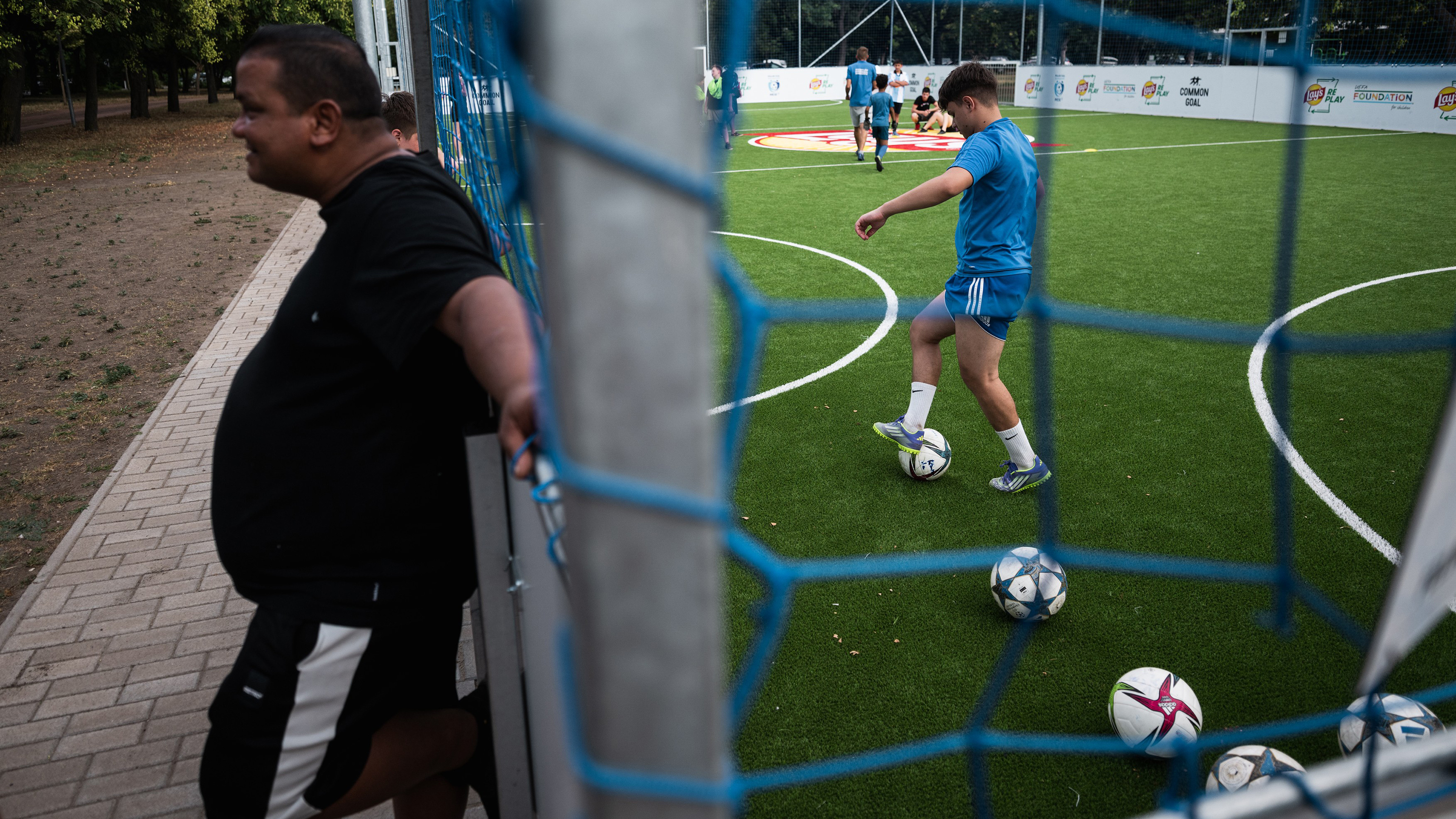 Riport a Második Esély Sportegyesületről Budapesten, amely nehéz sorsú gyermekek és fiataloknak tart fociedzéseket.