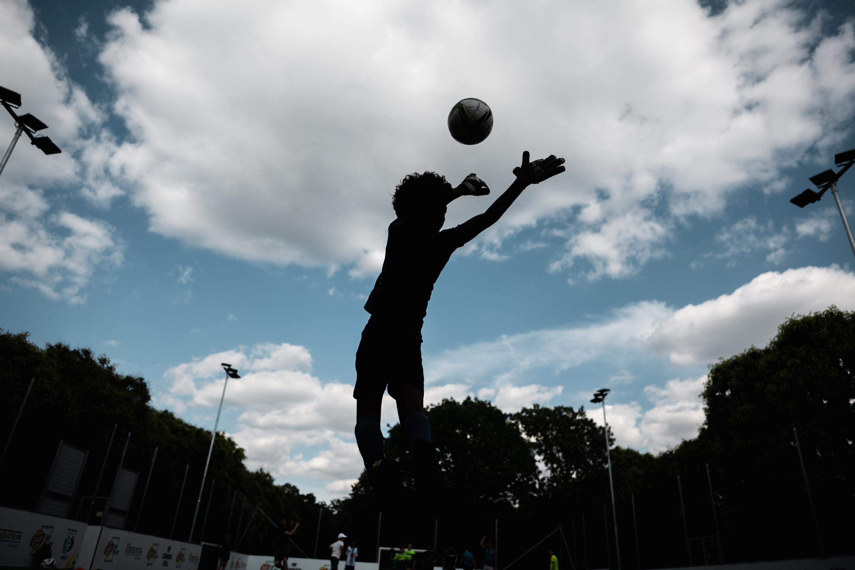 Riport a Második Esély Sportegyesületről Budapesten, amely nehéz sorsú gyermekek és fiataloknak tart fociedzéseket. 2026. július 13.
