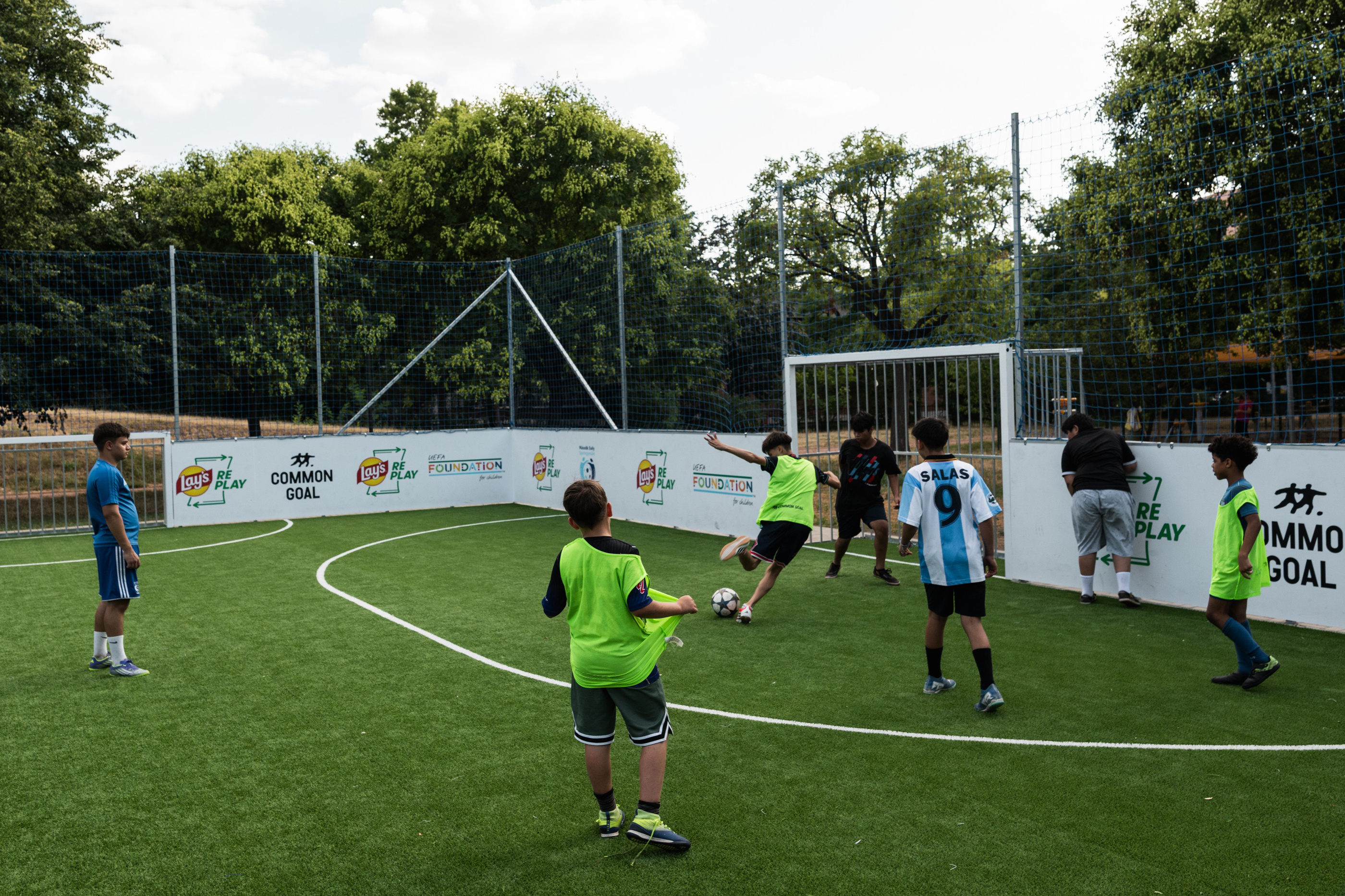 Riport a Második Esély Sportegyesületről Budapesten, amely nehéz sorsú gyermekek és fiataloknak tart fociedzéseket. 2026. július 13.
