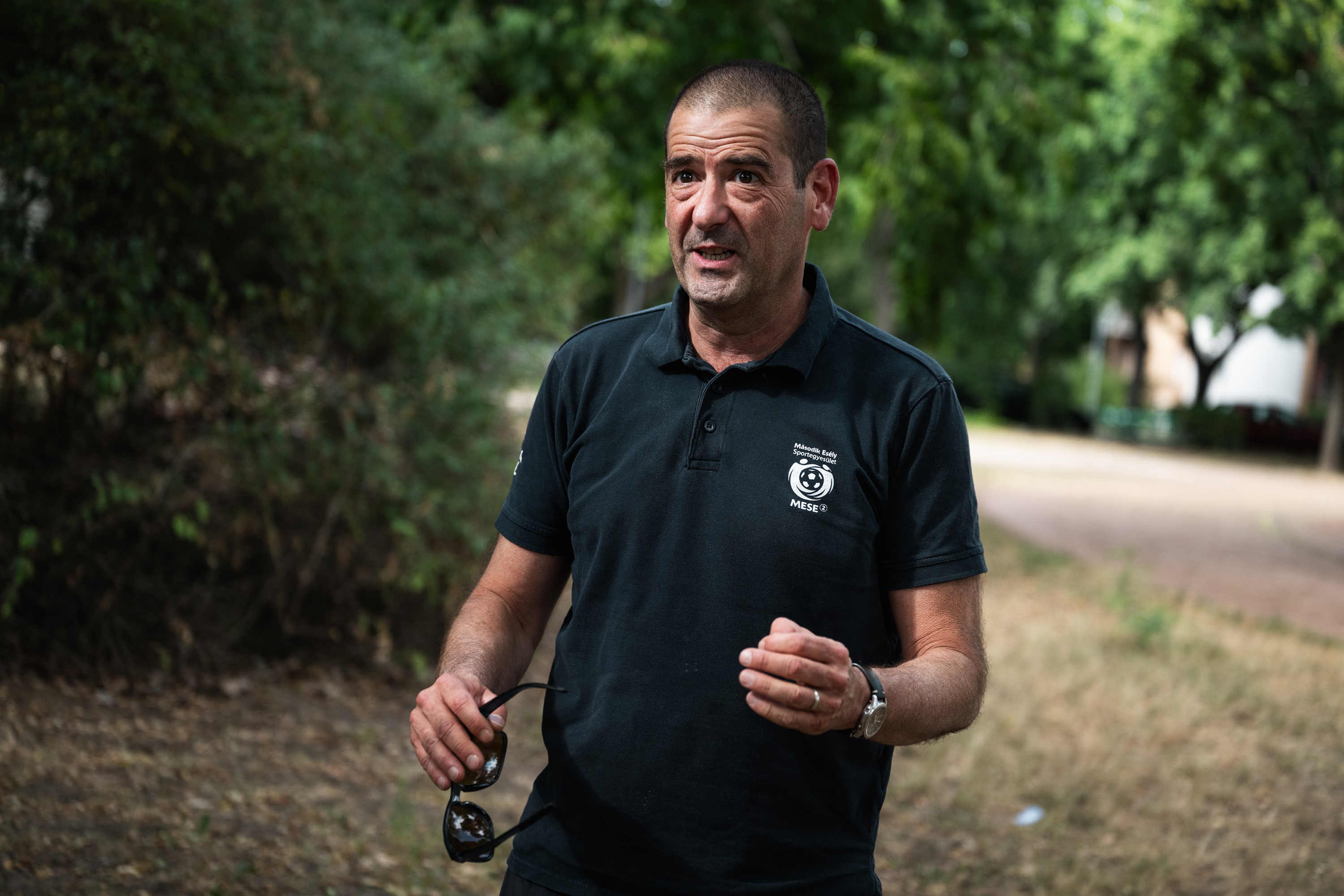 „Van, aki előbb jutott el Mexikóba, mint a Balatonhoz” – így adhat a foci valóban egy második esélyt 1 Riport a Második Esély Sportegyesületről Budapesten, amely nehéz sorsú gyermekek és fiataloknak tart fociedzéseket. 2026. július 13.