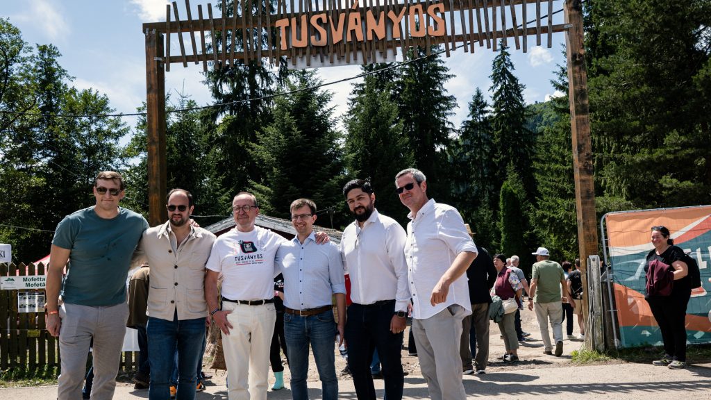 A Soros Sátán kormánya és a csülökre várakozó Bayer Zsolt – a 35. tusványos szabadegyetem képeken