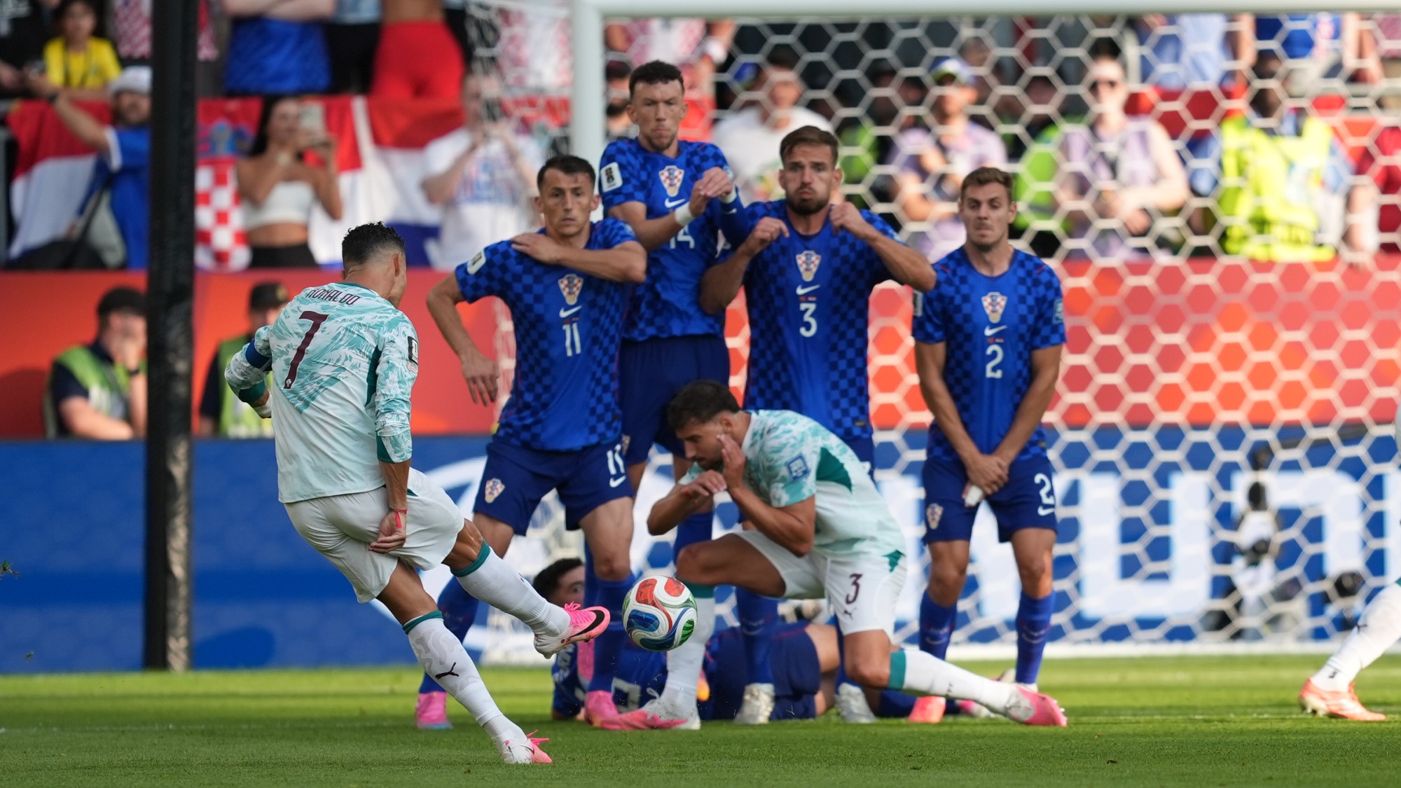 Cristiano Ronaldo kapura lő a horvátok elleni vb-meccsen.