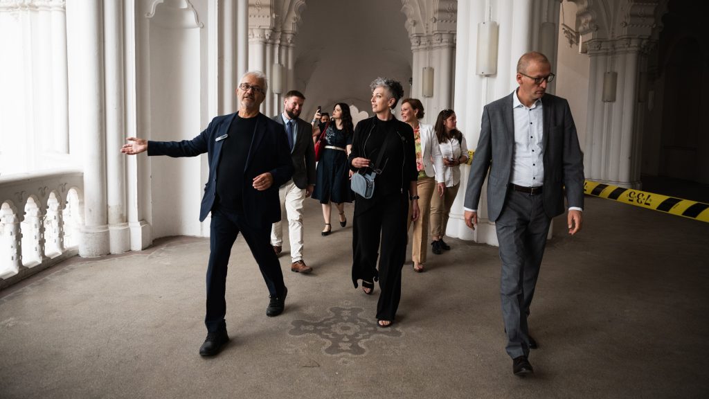 Az Iparművészeti Múzeum munkatársai szerint a főigazgató hamis képet festett a sajtónak a belső ülésükről