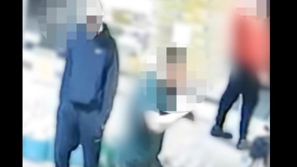 Részegen árnyékbokszolt a benzinkúton, a shop vendégei zsebre tett kézzel nézték