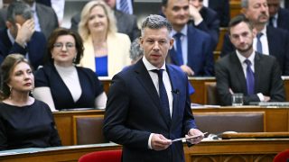 Magyar Péter miniszterelnök napirend előtti felszólalásra válaszol az Országgyűlés rendkívüli ülésén 2026. július 14-én.