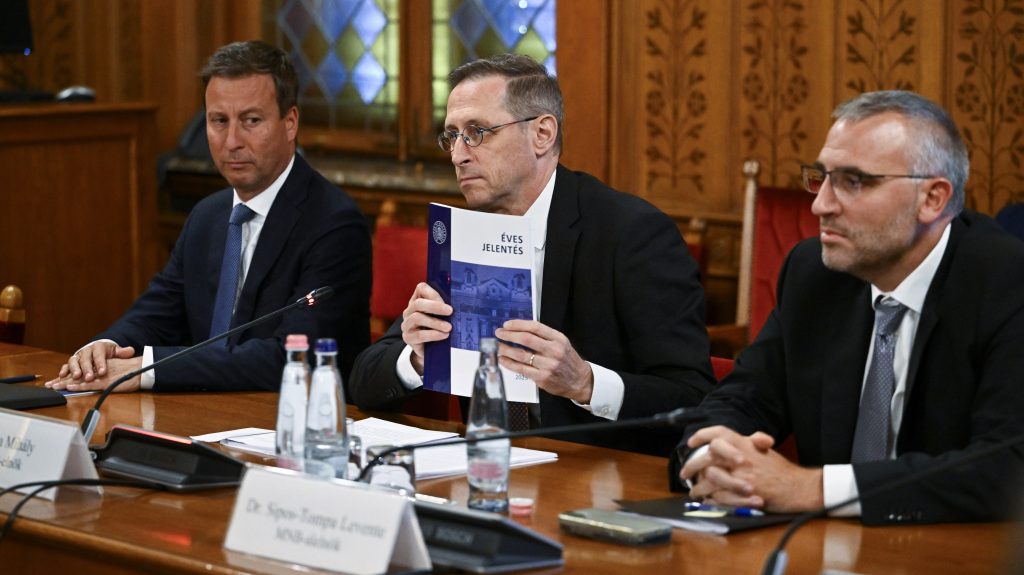 A fideszes képviselők nem hallgatták meg Varga Mihály jegybankelnök beszámolóját