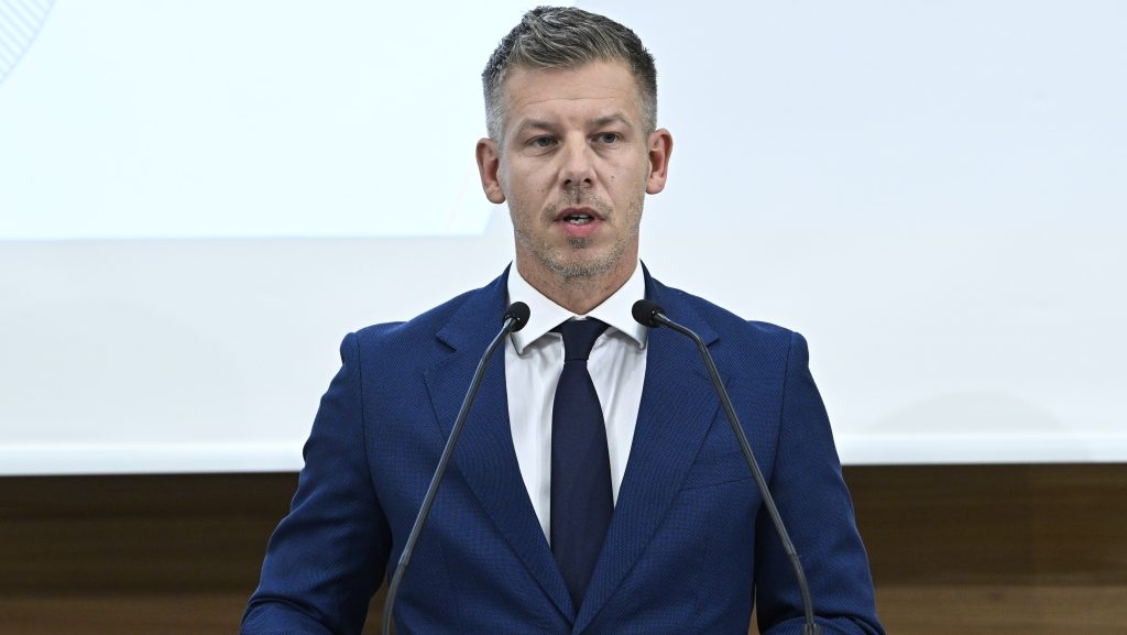 Sorra csökkentik az áramfelhasználásukat a nagyfogyasztók