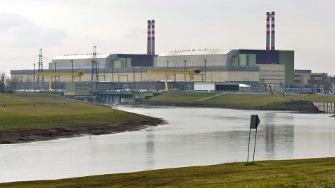 A paksi atomerőmű a Dunába engedi hűtővizét, így elkerülhetetlenül a folyó felmelegedését okozza a lentebbi szakaszon.
