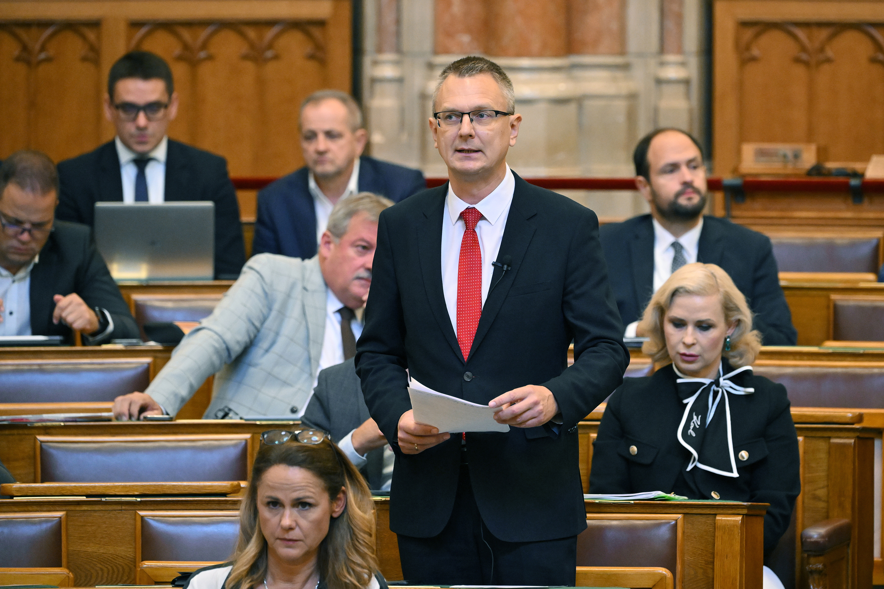 Rétvári Bence megindokolta, miért nem voltak ott Forsthoffer felszólalásánál 1 Rétvári Bence, a KDNP frakcióvezetője Magyar Péter miniszterelnök napirend előtti felszólalására reagál az Országgyűlés rendkívüli ülésén 2026. július 21-én.