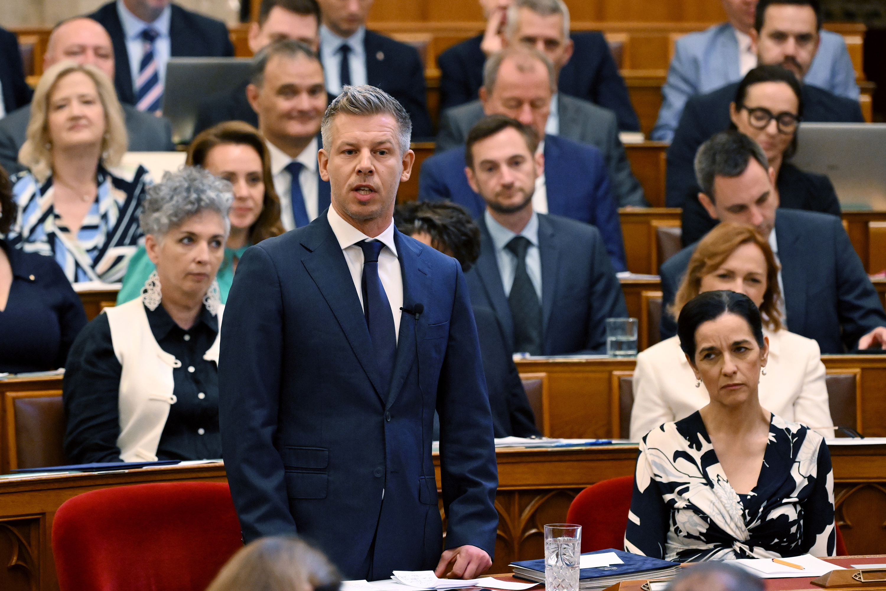 Magyar Péter miniszterelnök napirend előtti felszólalásra válaszol az Országgyűlés rendkívüli ülésén 2026. július 20-án. Mellette Orbán Anita külügyminiszter.