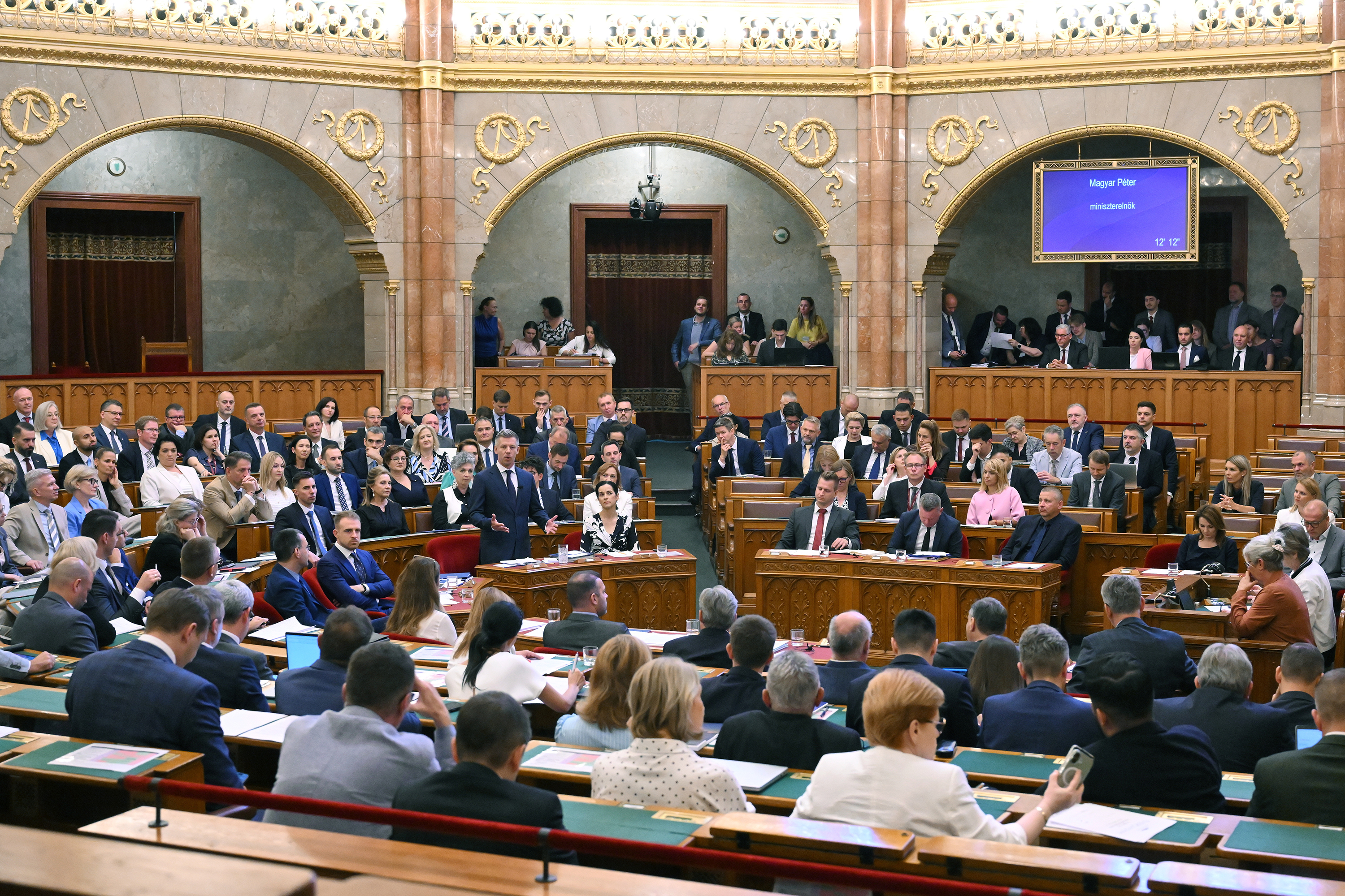 Magyar Péter miniszterelnök napirend előtti felszólalásra válaszol az Országgyűlés rendkívüli ülésén 2026. július 20-án.