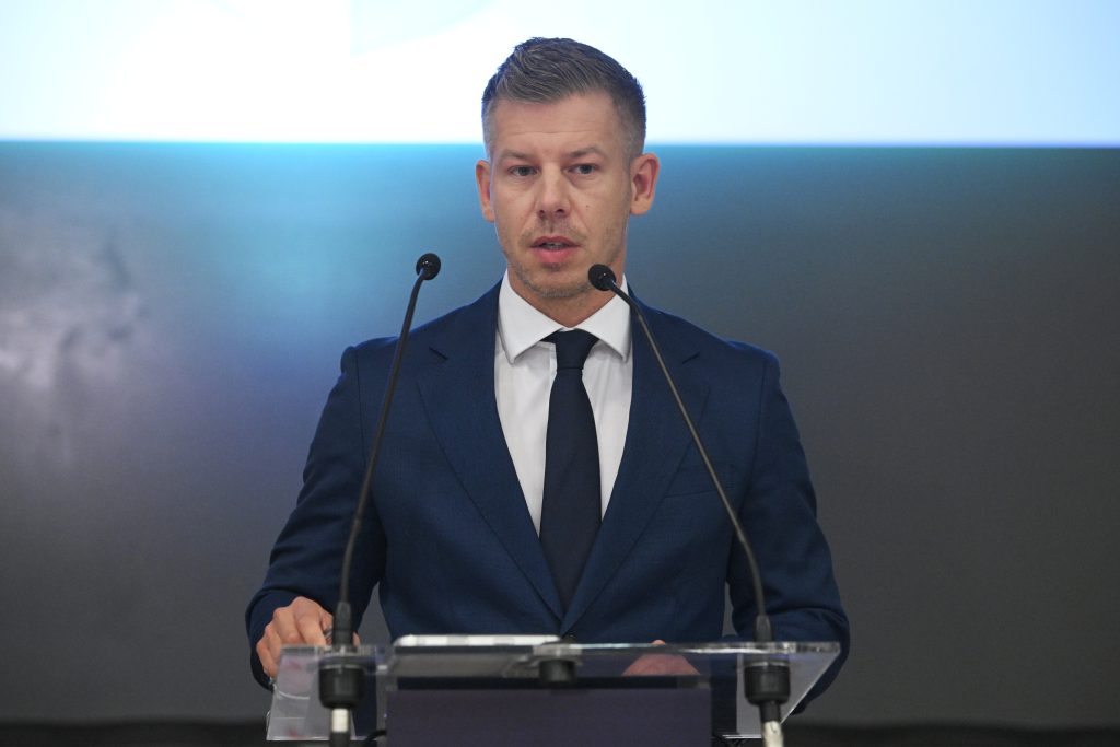 Magyar Péter: A kormány eláll a zuglói irodabiznisztől