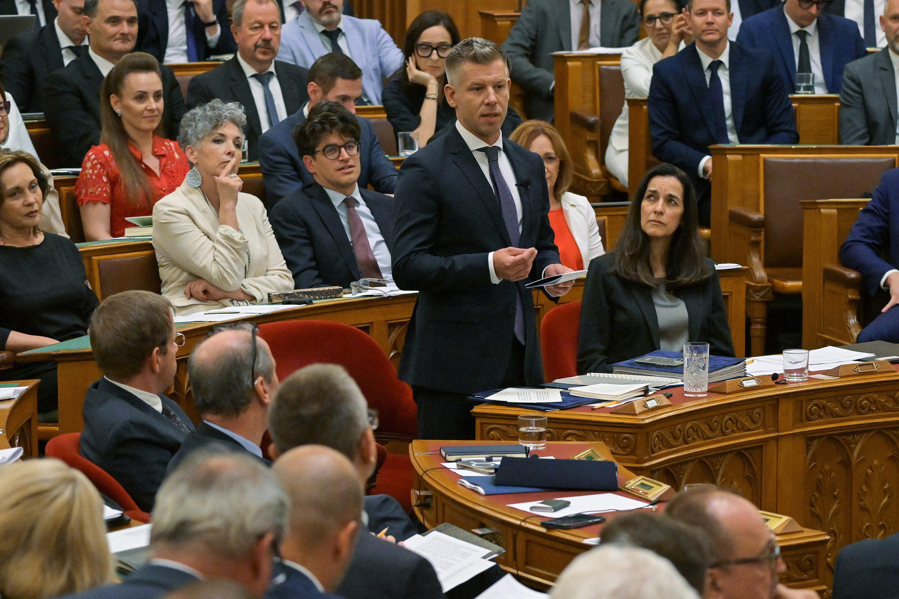 Magyar Péter miniszterelnök napirend előtti felszólalásra válaszol az Országgyűlés rendkívüli ülésén 2026. július 27-én. Mellette Orbán Anita külügyminiszter.