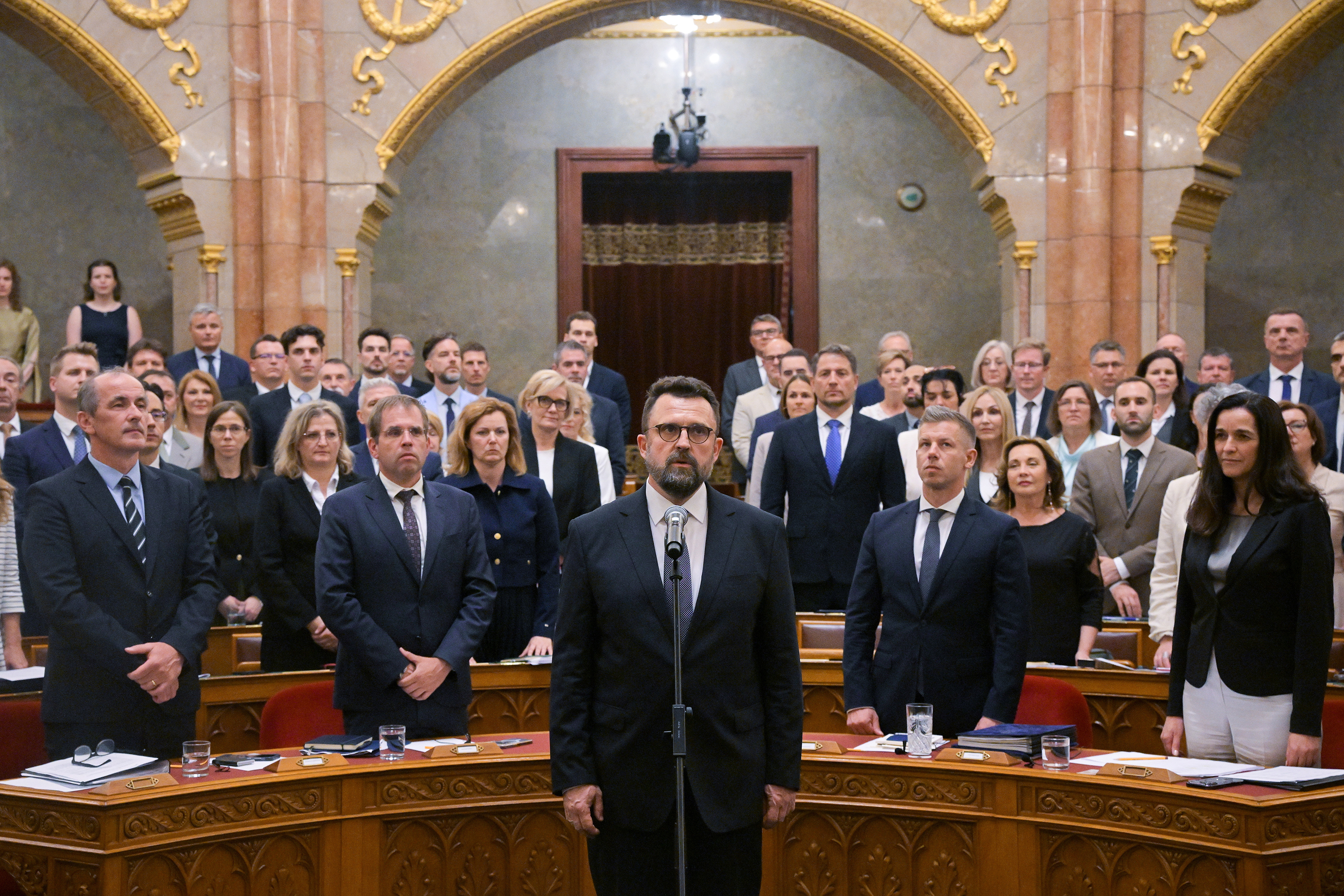 Sonnevend Pál megválasztott alkotmánybíró esküt tesz az Országgyűlés rendkívüli ülésén 2026. július 27-én.