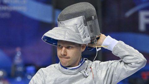 Szatmári András a férfi kard egyéni versenyének selejtezőjében a tbiliszi vívó-világbajnokságon 2025. július 24-én.