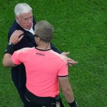Didier Deschamps reklamál a negyedik játékvezetőnél a spanyolok elleni mérkőzésen.