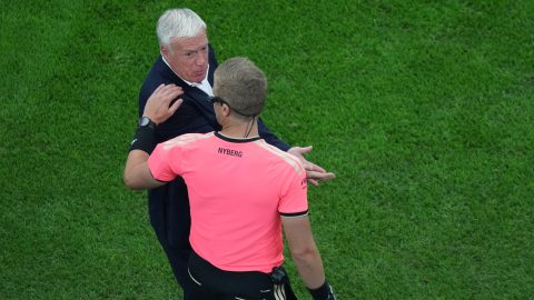 Didier Deschamps reklamál a negyedik játékvezetőnél a spanyolok elleni mérkőzésen.